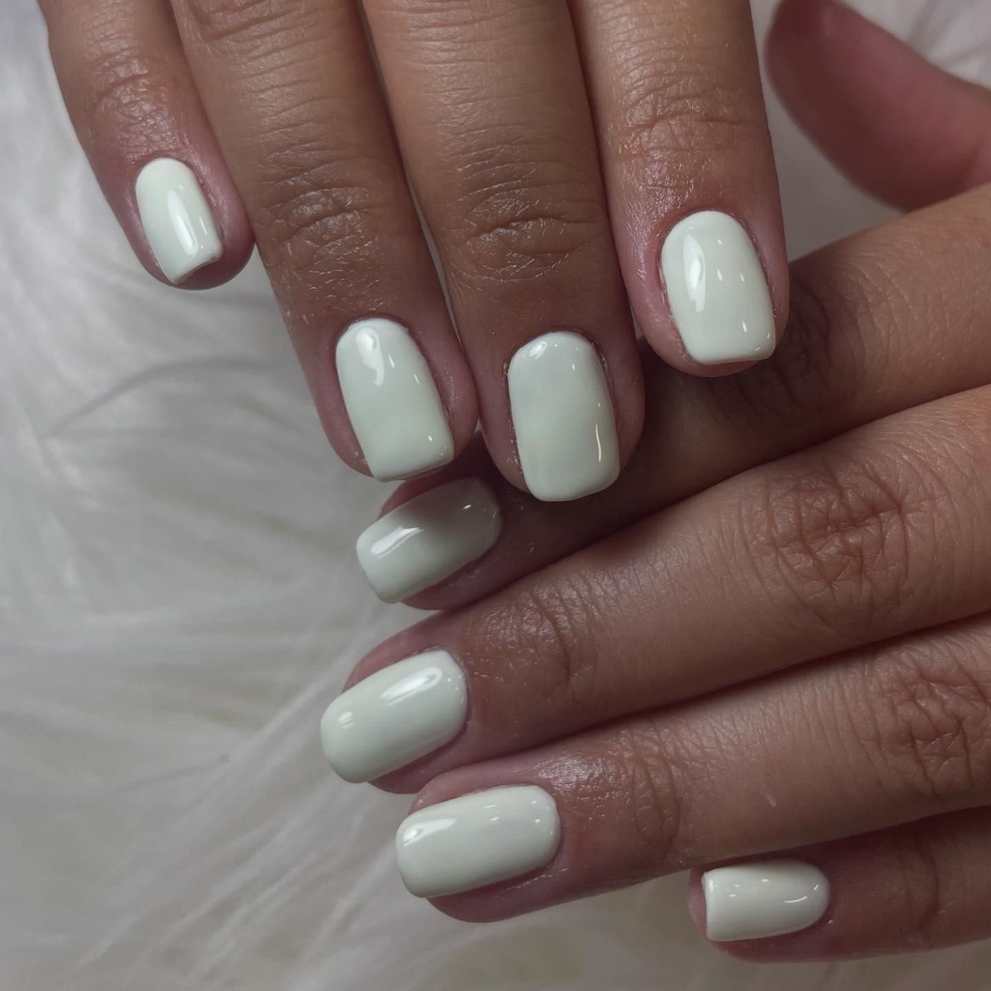 Manicura semipermanente con refuerzo en acabado cremoso